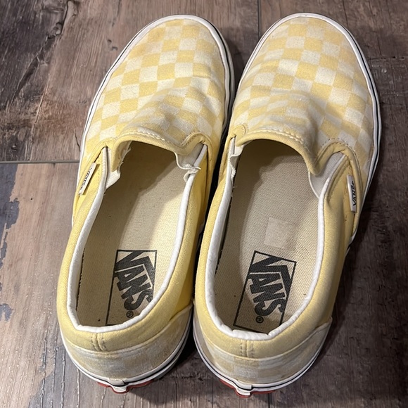 (8) Women’s Vans Checkered Pale Yellow & White Slip On Sneakers - Picture 2 of 10